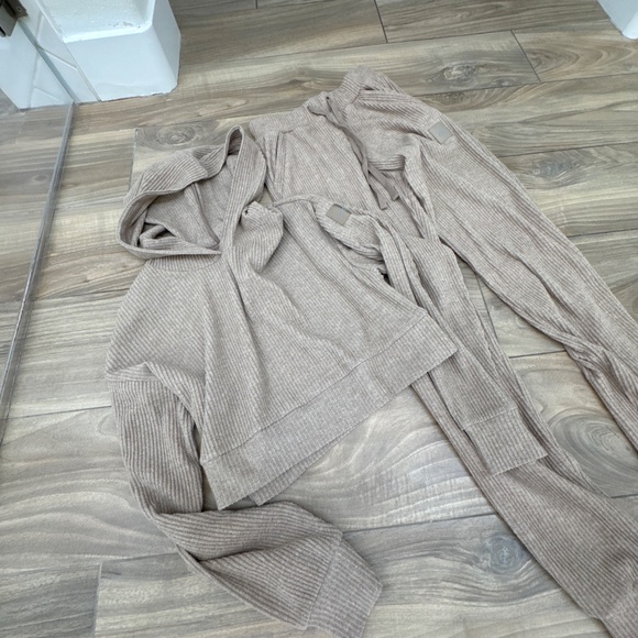 ALO Muse Hoodie & Sweatpants ! - Picture 2 of 6